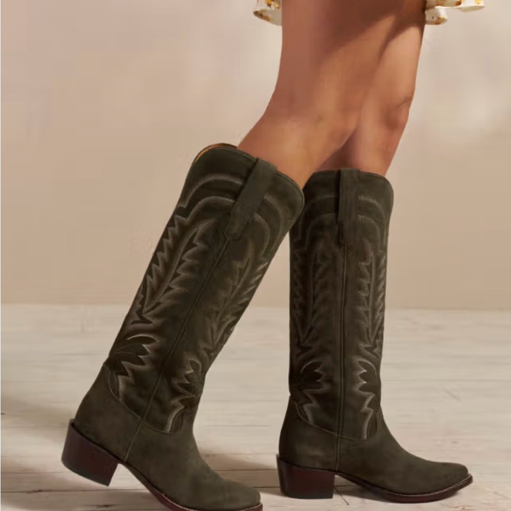 ISO! Tecova the Abby olive suede boot!